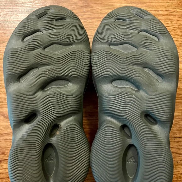 Yeezy Foam Runner Onyx – Men’s Size US 11– Excellent Condition – Black Slip-On - Picture 2 of 9